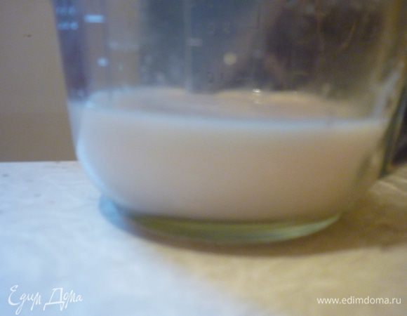 Для теста:
Дрожжи и  чайную ложку сахара растворить в небольшом количестве молока тёплого.