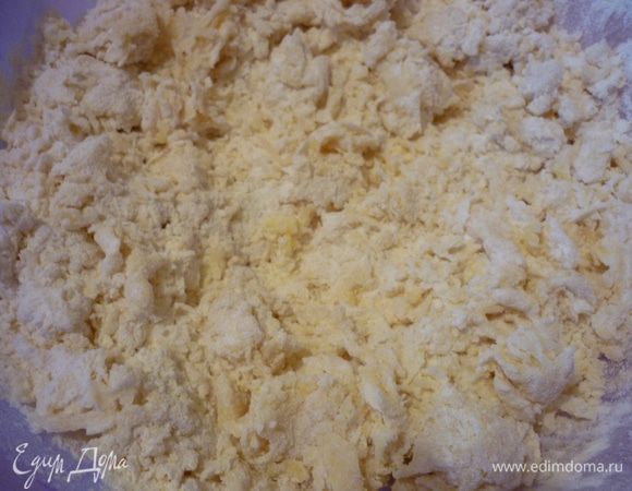  Затем в миске  соединить дрожжи и все остальные, кроме молока, ингредиенты. 