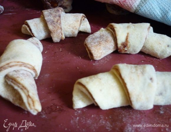 Разложите улитки и рогалики, с расстоянием, на  застеленный бумагой  для выпечки противень, накройте сначала полотенцем, а затем плёнкой и оставьте на 1 час подходить.