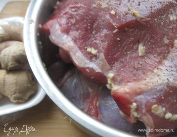 Бедра замариновать в смеси натертого имбиря, чеснока, соевого соуса, черного молотого перца и соли. Убрать в холодильник на 1,5-2 часа.

