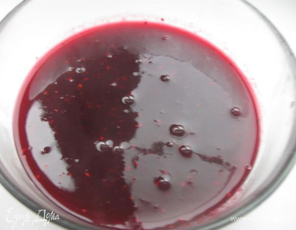 Натереть цедру апельсина, выжать сок  - ½ стакана, затем смешать его с вином, сахарной пудрой, 1 стаканом клюквы и варить на медленном огне, периодически помешивая, 25 минут, за 10 минут до окончания варки добавить цедру. После остывания протереть через сито.


