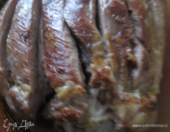 Бедра вынуть, развернуть, обжарить до румяной корочки на сковороде с оливковым маслом. Сделать глубокие насечки поперек волокон.  