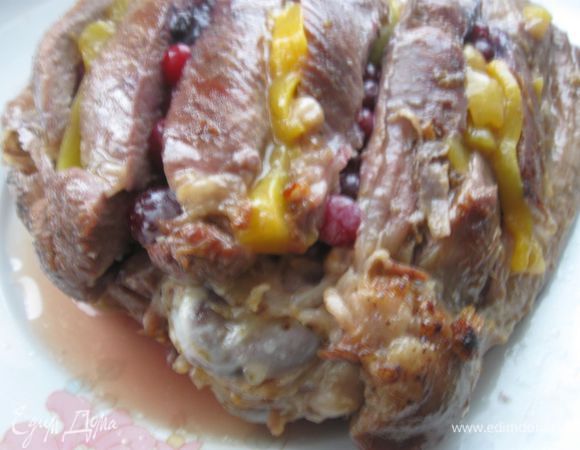 Нафаршировать кусочками персика  и клюквой.
Отлить 1/5 часть приготовленного соуса, добавить к нему мед.
