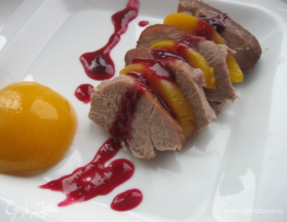 Нарезать порционно, сервировать соусом, половинкой  и дольками персика.