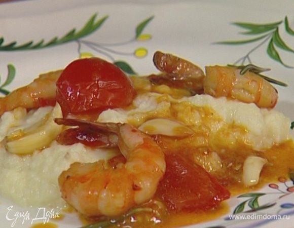 Присыпать креветки листьями розмарина и подавать с пюре из сельдерея.