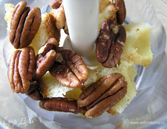 Орехи и печенье (бисквит) поместить в чашу блендера, измельчить.
