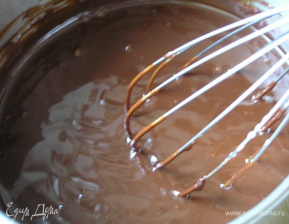 нагревать на маленьком огне, помешивая, и довести массу до однородности.