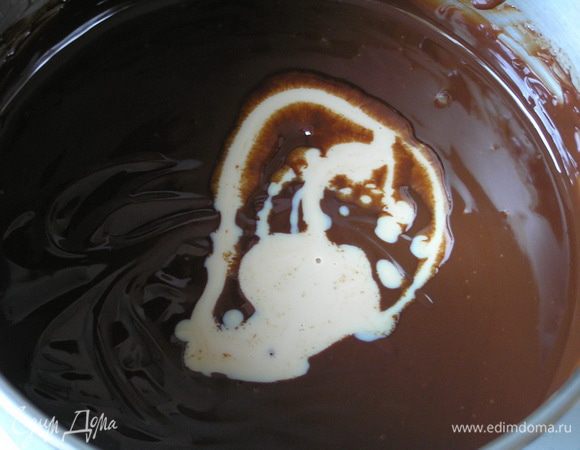 Влить ликер, перемешать, остудить.

