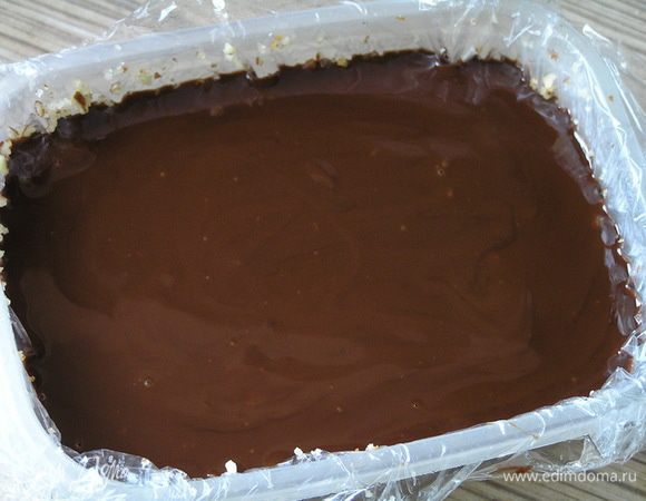 затем вылить остывшую шоколадно-сливочную массу, 

