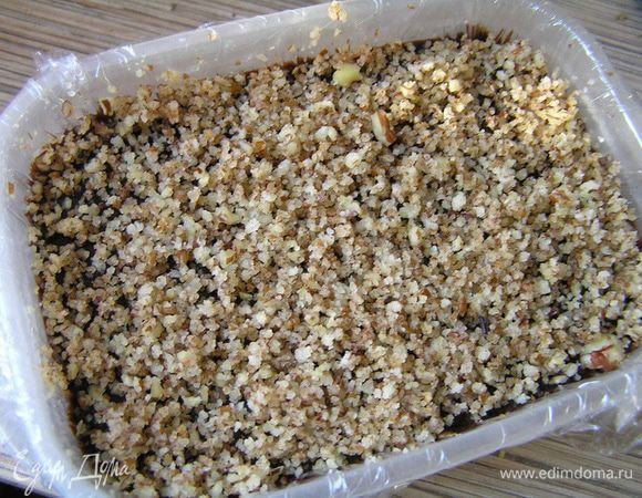 присыпать оставшейся ореховой смесью и убрать в холодильник минимум на 4 часа.

