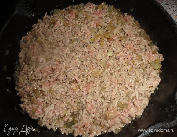 Лук вместе с фаршем обжарить на растительном масле.