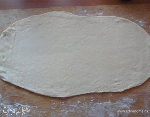 Тесто раскатать в виде овала.