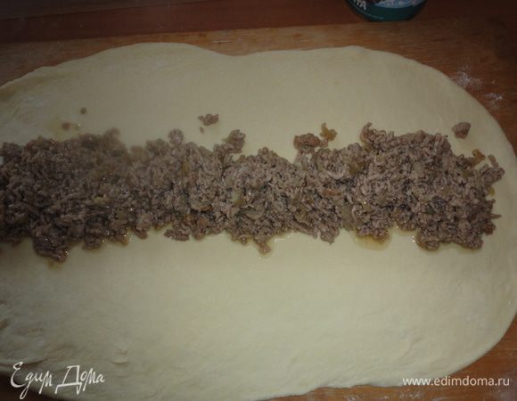 По всей середине теста выложить фарш.