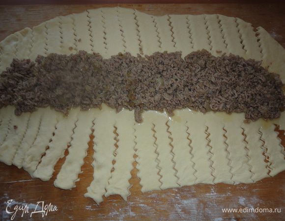 Тесто разрезать по сторонам на полоски.Затем сложить полоски теста крест на крест.
