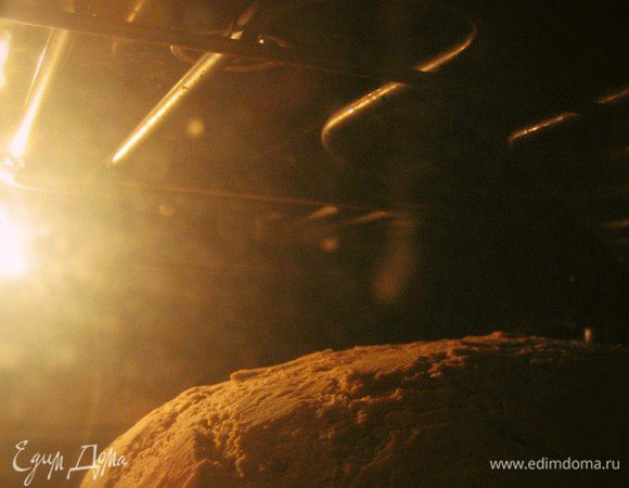 Через 3 часа, когда хлеб примет нужную ему форму, его можно выпекать. Разогрейте духовку до 220°C. Если тесто не выложено на противень, выкладывайте, предварительно смазав поверхность противня или формы маслом. Поверхность хлеба тоже смажьте подсолнечным маслом. Отправьте в духовку на 40–60 минут. Все зависит от того, какое получилось тесто. Поэтому нужно хотя бы раз испечь, чтобы выяснить, сколько времени нужно вашему хлебу для того, чтобы быть готовым.<br />
Я пекла 60 минут, он не подгорел, приятно подрумянился, при разрезании на ноже теста не осталось. Думаю, в следующий раз моему хлебу будет достаточно 50 минут. Корочка сверху будет жесткой, по ней даже можно постучать: это значит, что хлеб готов, так и должно быть. 