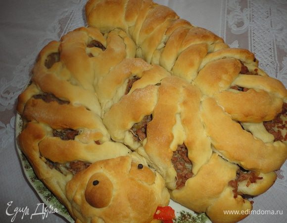 Когда " змея" испечется из красного перца сделать ей " язычок"