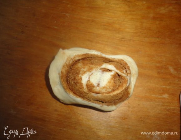 Из оставшегося теста сделайте булочки с корицей.