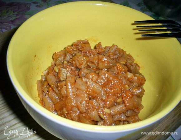 Добавляем в сковородку мелко нарезанное мясо, перемешиваем и тушим под закрытой крышкой до готовности мяса. Затем добавляем томатную пасту, воду, соль, сахар, перец по вкусу и тушим на медленном огне еще 15 минут. Наше блюдо готово. Вкусно как холодным, так и горячим. Приятного аппетита!!!