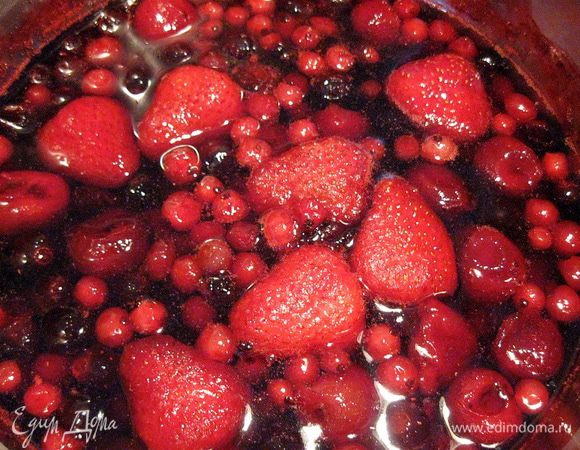 Готовим ягодную прослойку и кисель. В сироп из сахара и воды засыпаем свежезамороженные ягоды, кипятим 5 мин.  