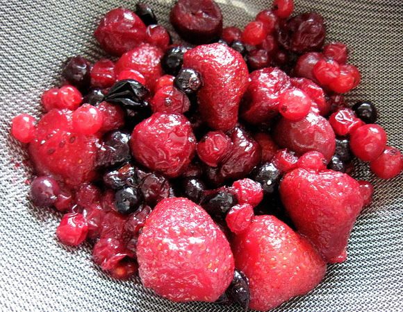 Затем откидываем сито. Оставшийся от ягод сок ставим на огонь. Растворяем крахмал в небольшом количестве холодной воды и тонкой струйкой вливаем в сок. Доводим до кипения и отставляем.