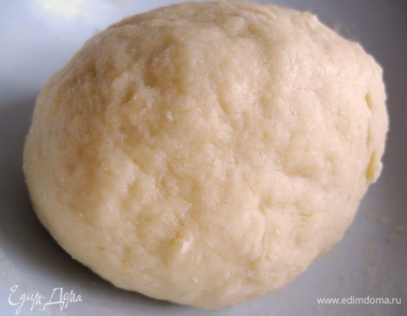 Приступаем к тесту. Кладём в миску все ингредиенты для теста и замешиваем мягкое, эластичное тесто.