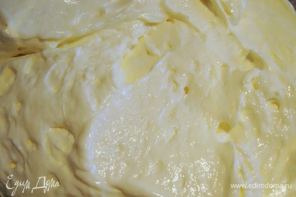 Сыр, полученный с мацони, смешиваем с желтками, ванильным сахаром, сливками, крахмалом и лимонным соком. Аккуратно перемешиваем творожную и белковую массу.