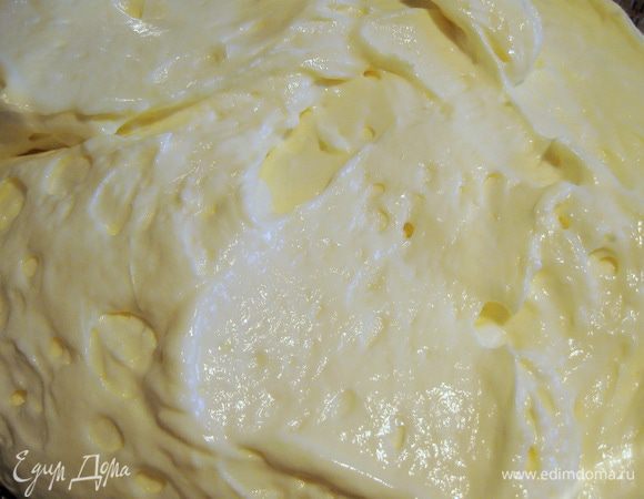 Сыр, полученный с мацони, смешиваем с желтками, ванильным сахаром, сливками, крахмалом и лимонным соком. Аккуратно перемешиваем творожную и белковую массу.