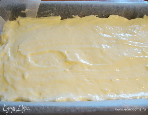 Затем выкладываем оставшуюся массу, разравниваем и отправляем в разогретую до 180 гр. духовку на 1 час. После выпекания, выключить духовку и оставить там сырник на 10 мин. (с приоткрытой дверцей). Затем достать из духовки и дать остыть уже при обычной температуре.