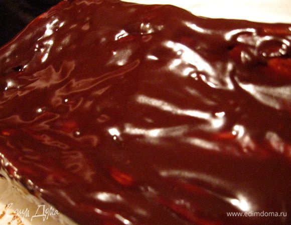 Готовим глазурь. Перемешиваем в небольшой кастрюльке сахар и какао, добавляем масло и ставим на водяную баню. Когда растворится масло, добавляем молоко и помешиваем до гладкого состояния массы. Глазурью покрываем поверхность сырника. Подавать с кисельным соусом.