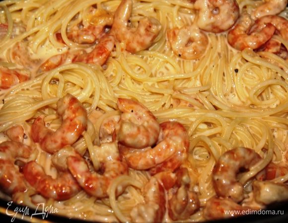 Откинуть пасту на дуршлаг и переложить ее в соус с креветками...аккуратно перемешать и подержать на огне минуты 2