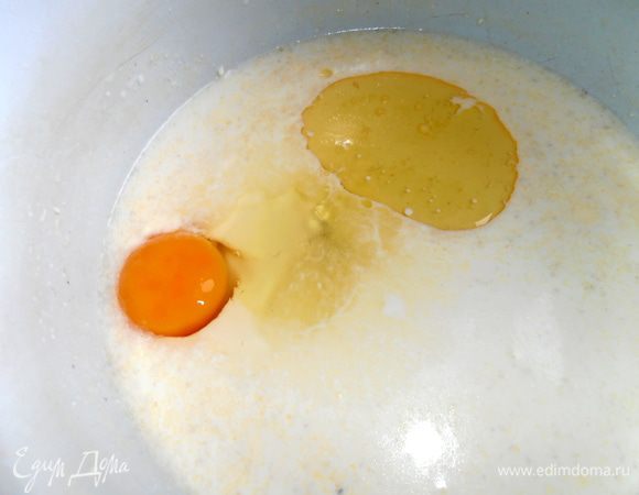 В сыворотку вбиваем яйцо, вливаем пару ложек масла, сахар по вкусу...