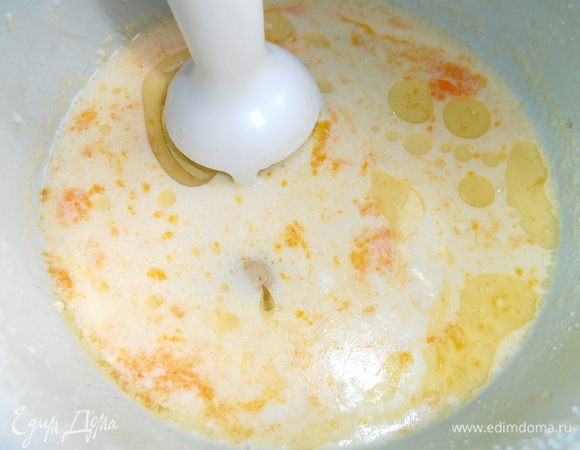 Начинаем взбивать блендером.