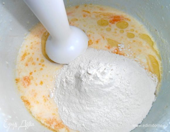 Потихоньку подсыпаем блинную муку и простую. На самом деле, если нет блинной, добавьте обычную + соду и соль, которые всегда присутствуют в блинной муке. Я подсыпала ложками и пробовала, чтобы не сильно ощущался привкус соды.
