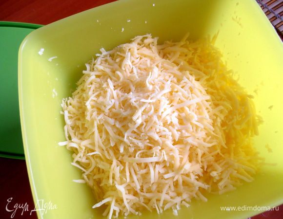 Подвернувшегося под руку мужчину просим натереть сыр на мелкой терке.