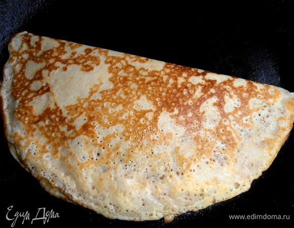 Накрываем второй половинкой и прижимаем лопаткой по всей поверхности. По необходимости можно перевернуть и дожарить.