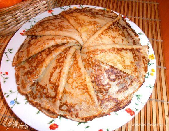 Первые четыре штуки улетели кое-кому в рот прямо со сковороды... Я не расстроилась и продолжала жарить! Укладываем сразу веером на тарелку.