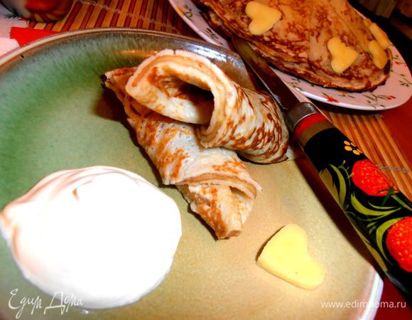 На порционной тарелке разрезаем блинчик пополам, сворачиваем трубочкой и по желанию макаем в сметану, но и просто с чаем будет вкусно!