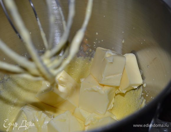 Добавить к желткам размягченное масло и еще раз все как следует взбить.