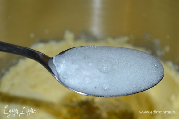 Пол чайной ложки соды погасить в 1 ст.л. уксуса и влить в яично-масляную массу.