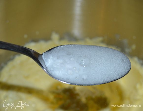 Пол чайной ложки соды погасить в 1 ст.л. уксуса и влить в яично-масляную массу. 