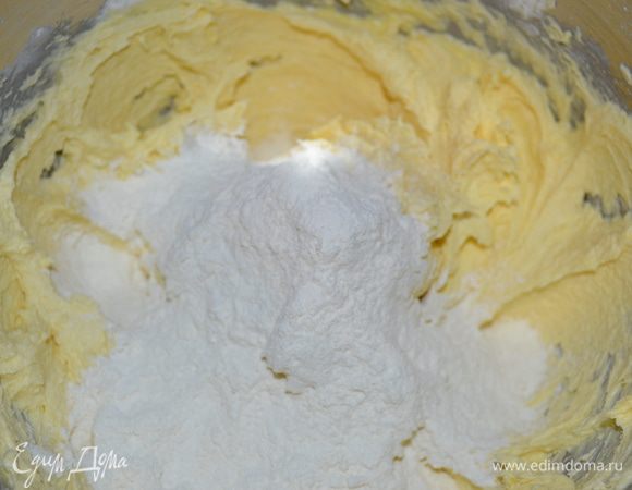 Затем добавить в несколько этапов просеянную муку и замесить не очень густое тесто.  