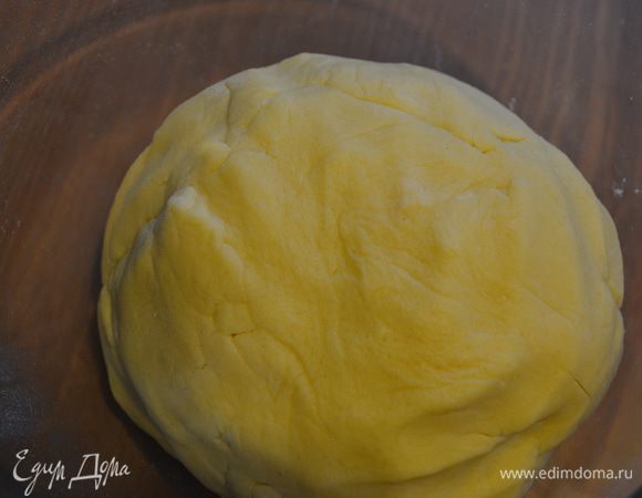 Сформировать из теста шар и положить его в холодильник на время, пока мы будем взбивать крем.