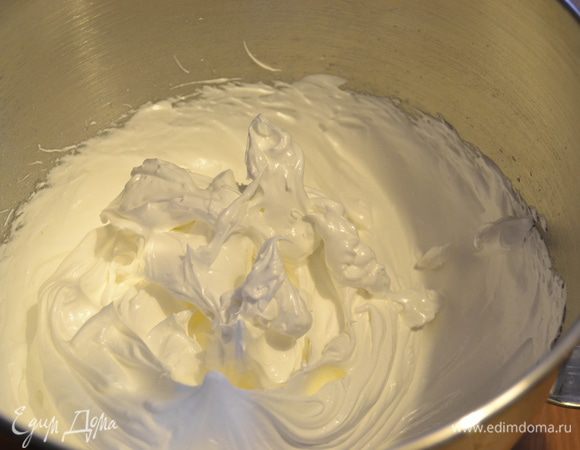 Для крема белки взбить с сахаром в крепкую пену (я добавила еще пару капель лимонного сока).