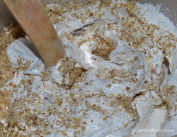 Добавить молотые грецкие орехи и как следует все перемешать.