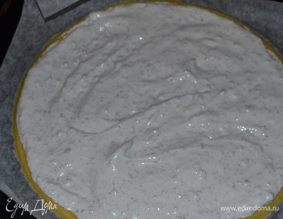 Раскатываем все 4 кусочка теста согласно выбранному размеру на листах бумаги для выпечки. Крем зрительно делим на 4 части. Первый корж смазываем кремом. Накрываем его вторым коржом (его легко перенести с помощью все той же бумаги) и снова смазываем кремом. То же самое проделываем с третьим коржом.    