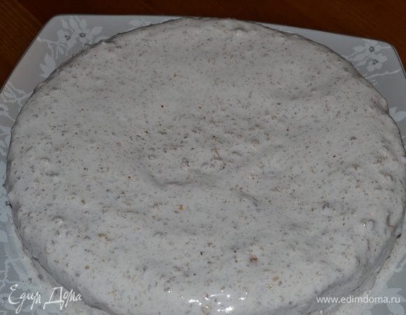 Готовый торт остудить и извлечь из формы (если вы, как и я, использовали бока разъемной формы на время выпечки торта в духовке). Смазать верх и бока торта оставшимся кремом. 