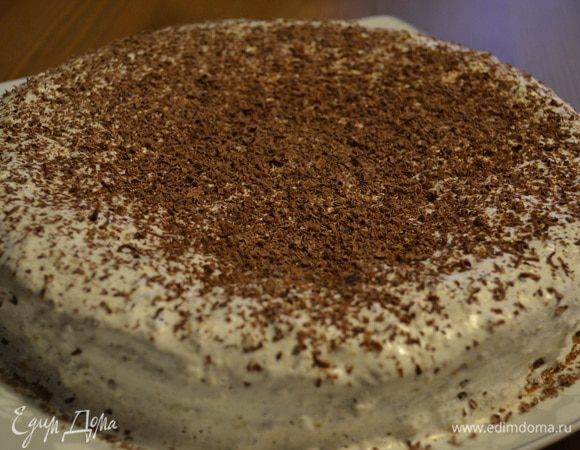 Украсить готовый торт шоколадной крошкой! Я слышала, что кто-то любит украшать этот торт шоколадной глазурью, или полив его просто растопленным шоколадом... Но я предпочитаю такой вариант, как делала бабушка, просто посыпав верх и бока торта тертым шоколадом.