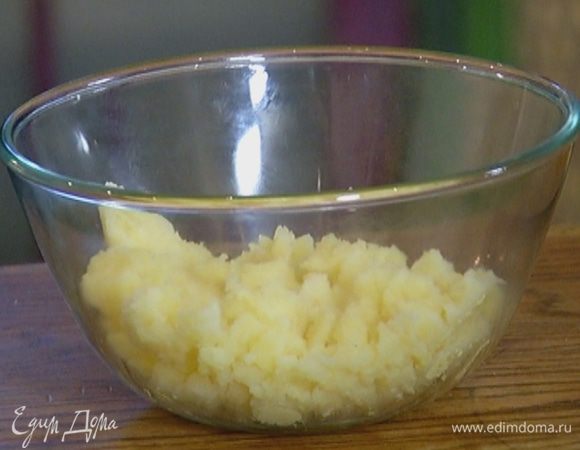 Картофель почистить, отварить и размять — должно получиться 300 г пюре.