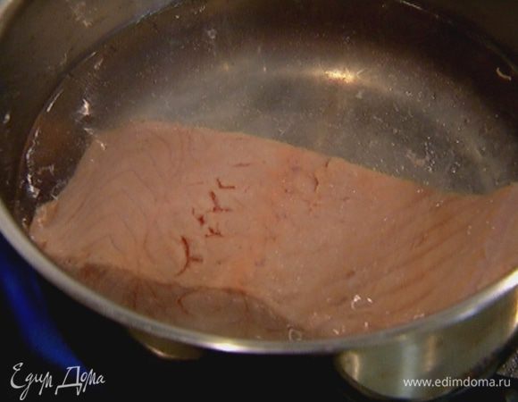 Вскипятить в небольшой кастрюле воду и отваривать семгу 3–4 минуты, затем выключить огонь и оставить рыбу в горячей воде.