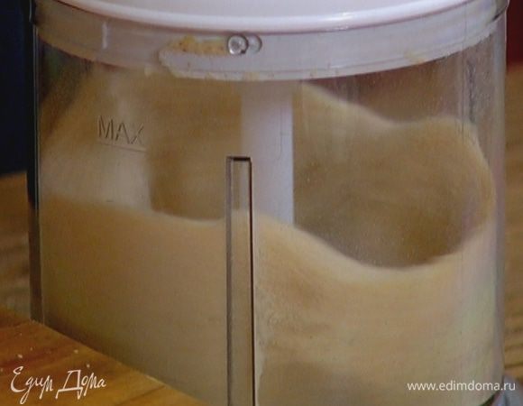 Хлеб измельчить в блендере в крошку.